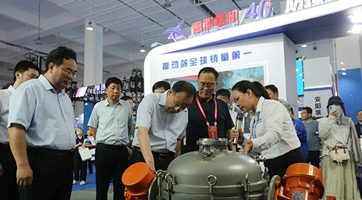 中原農(nóng)谷第二屆振動機械產(chǎn)業(yè)博覽會盛大開幕，新鄉(xiāng)市長魏建平親臨高服展區(qū)指導(dǎo)工作